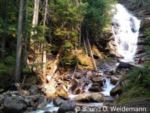 Wasserfall an der Anlegestelle für den Wechsel des Boots