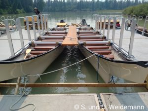 Zwei mit "Tüddelband" verbundene Kanus mit E-Motor