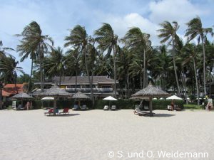 Das Hotel von Strand aus gesehen