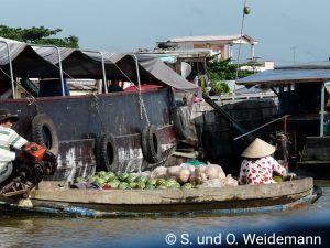 Eine Händlerin auf dem schwimmenden Markt.